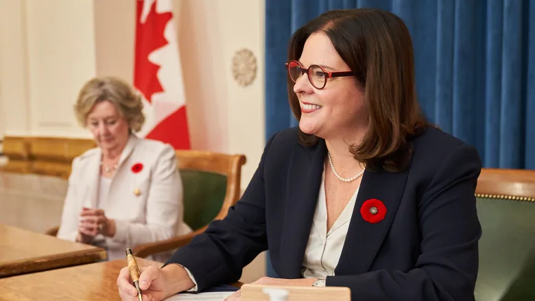 Heather Stefanson sworn in as Manitoba’s 1st female premier